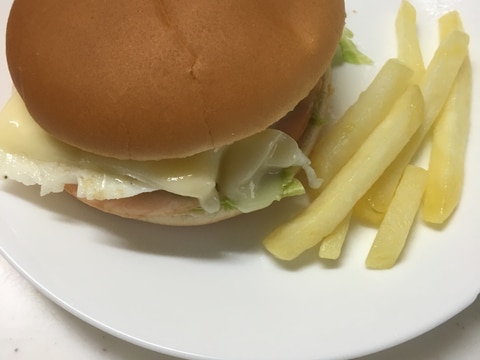 レンジでチン☆目玉焼きとチーズバーガー(^○^)